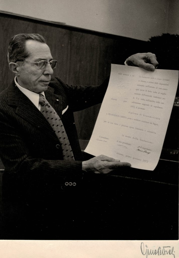 Cesare Lavezzari che mostra il documento di creazione della fondazione